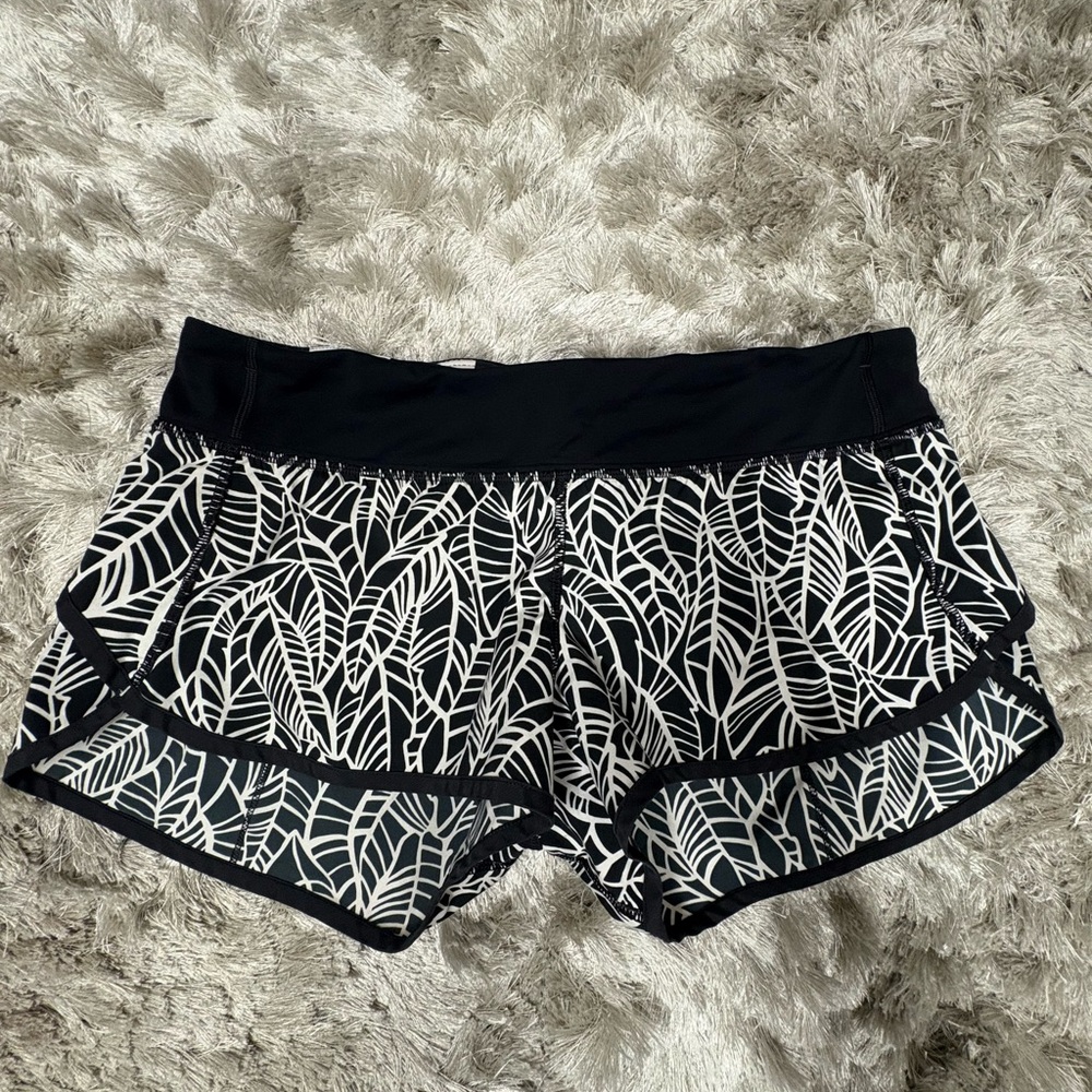 Lululemon Black and White  Print Women's Shorts Sz 10